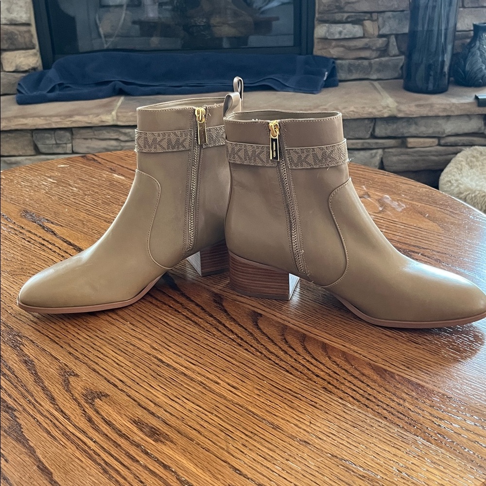 Michael Kors Women's Leather Parker Ankle Booties with Block Heel Size 8.5 - Picture 6 of 8